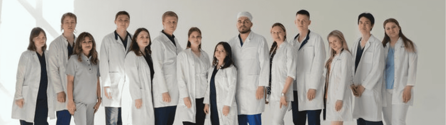 Одежда для медицинских работников: как выбрать качественные халаты и костюмы для ежедневной работы