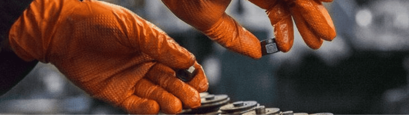 Перчатки защитные КЩС: как выбрать надёжную защиту от кислот и щелочей