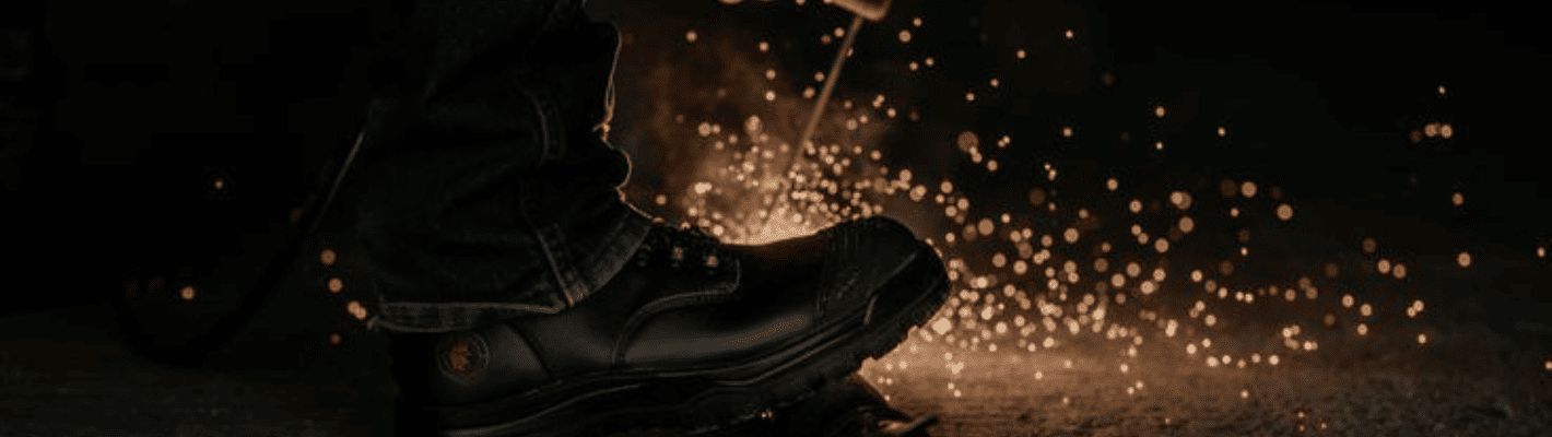 Обувь для сварщиков: как выбрать правильную защиту для работы с огнем и металлом